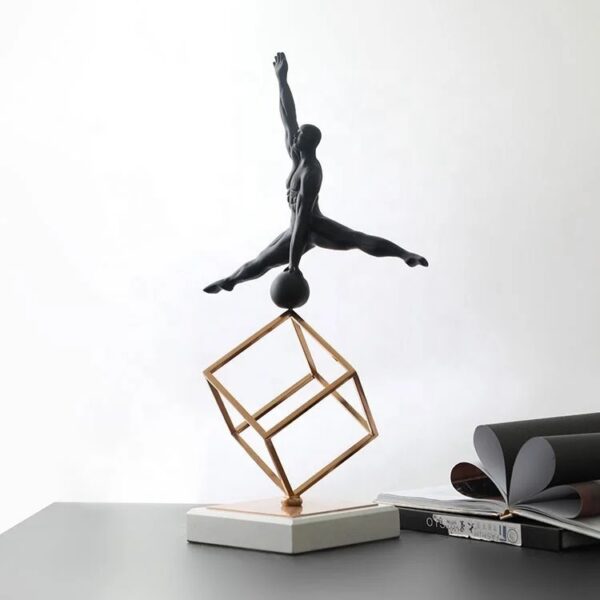 Escultura equilibrista sobre cubo - Imagen 4